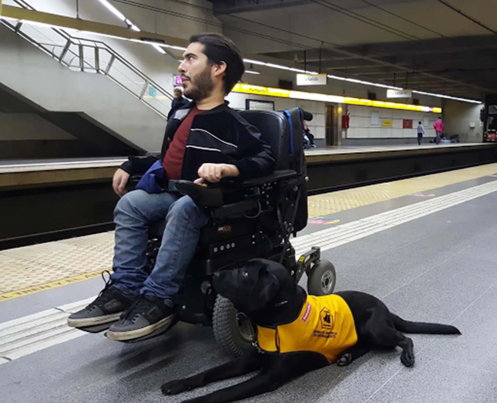 Juan Ignacio junto a Oreo, su perra de asistencia. (Metrovias)