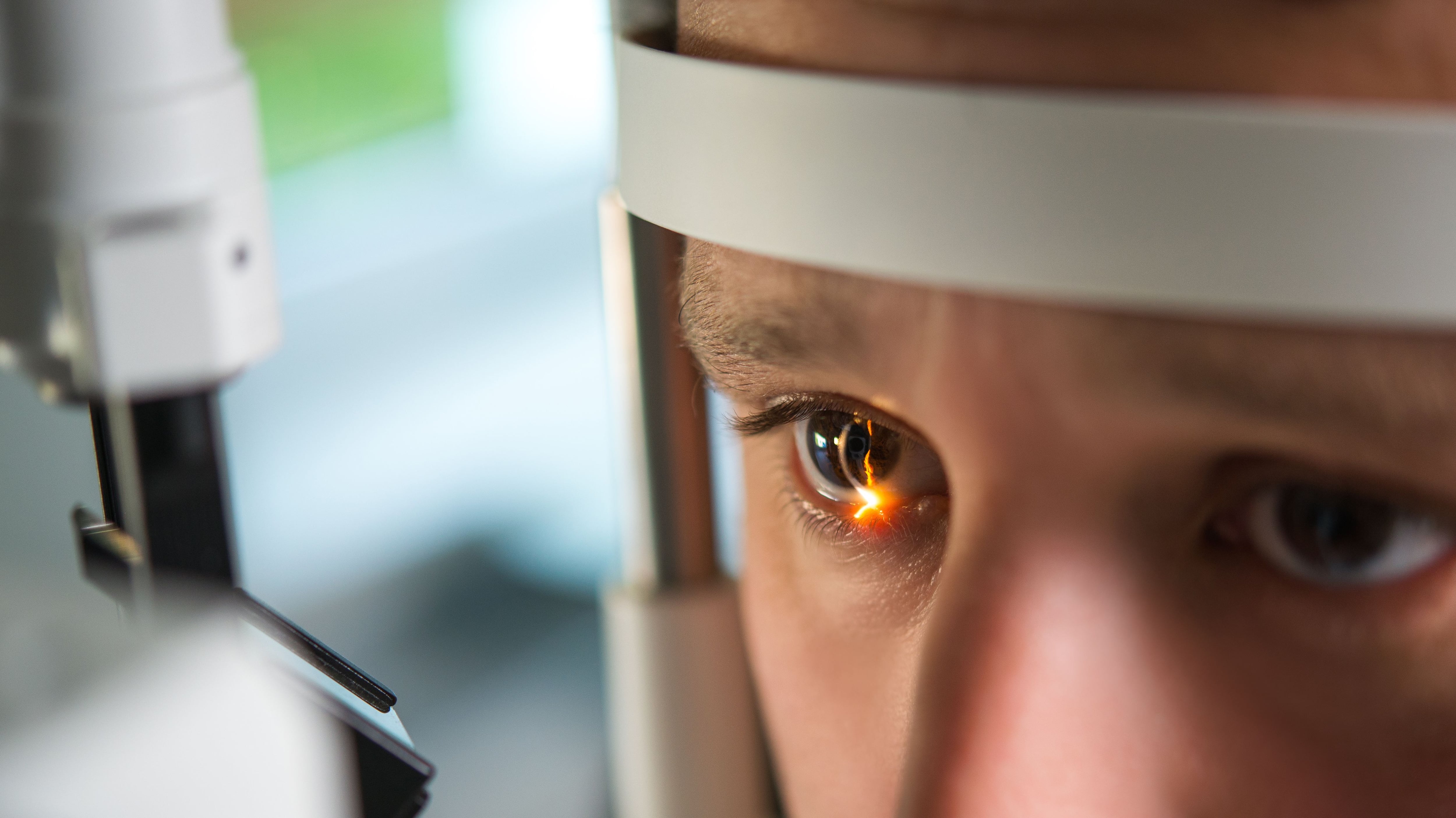 Un oftalmólogo realiza una revisión ocular a un paciente (Shutterstock)