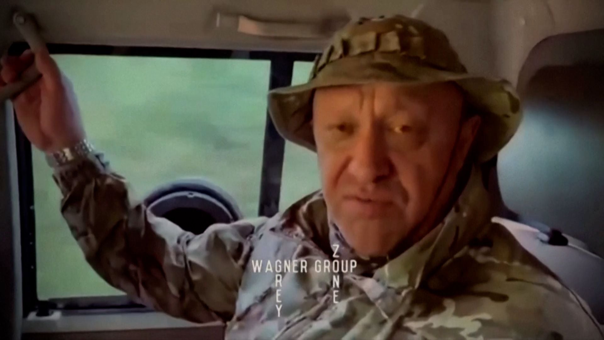 La vestimenta, el uniforme militar y el sombrero de Prigozhin, así como el reloj que lleva en la mano derecha, coinciden con su aspecto en un vídeo publicado por el grupo Wagner el 21 de agosto