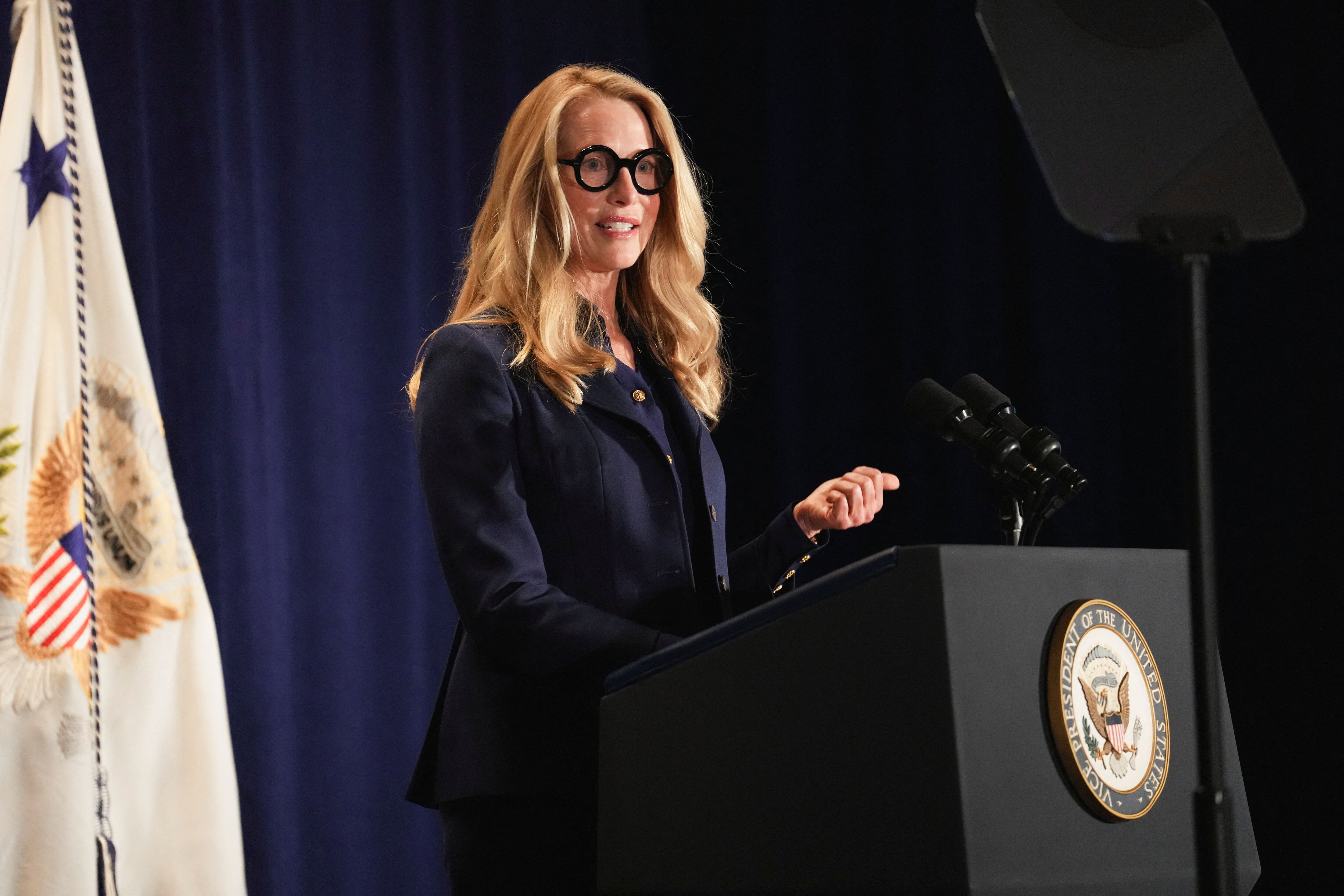La fundadora y presidenta del Colectivo Emerson, Laurene Powell Jobs, presenta a la vicepresidenta de los Estados Unidos, Kamala Harris. (REUTERS/Lauren Justice)