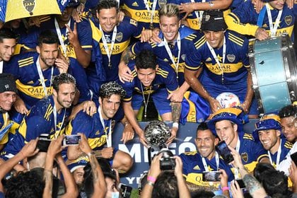 Los jugadores de Boca festejan la obtención de la Copa Maradona en San Juan. Foto: REUTERS/Andres Larrovere