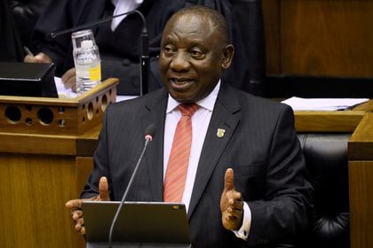 ARCHIVO FOTOGRÁFICO: El presidente sudafricano, Cyril Ramaphosa, que ejerce como presidente de la Unión Africana (UA) en el Parlamento en Ciudad del Cabo en febrero de 2020 (REUTERS/Sumaya Hisham)