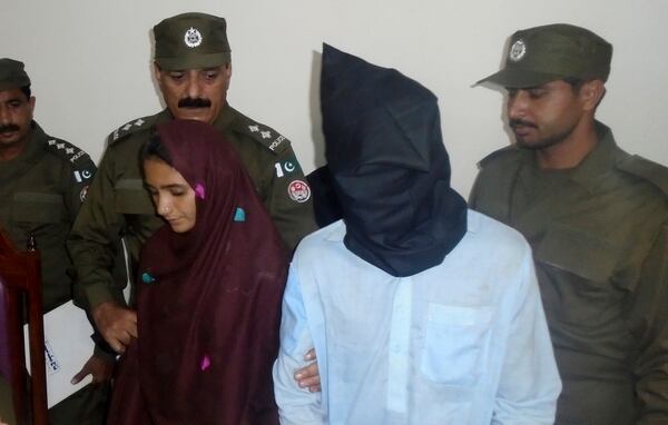 Aasia Bib, la mujer de 21 años recién casada acusada de asesinato tras envenenar leche para su esposo, y su novio, acusado de cómplice