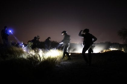 La policía patrullaba una zona remota que es muy frecuentada por los miembros del cártel que buscan pasar desapercibidos, en las afueras de Reynosa, México.