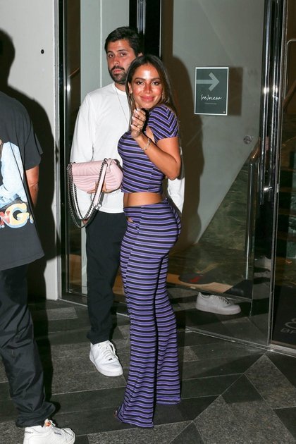 Anitta fue a comer al exclusivo restaurante Komodo en Miami, y se la vio acompañada por un hombre. La cantante brasileña lució un conjunto de pantalón y top violeta con rayas negras. Completó su outfit con una cartera rosa pastel de cuero
