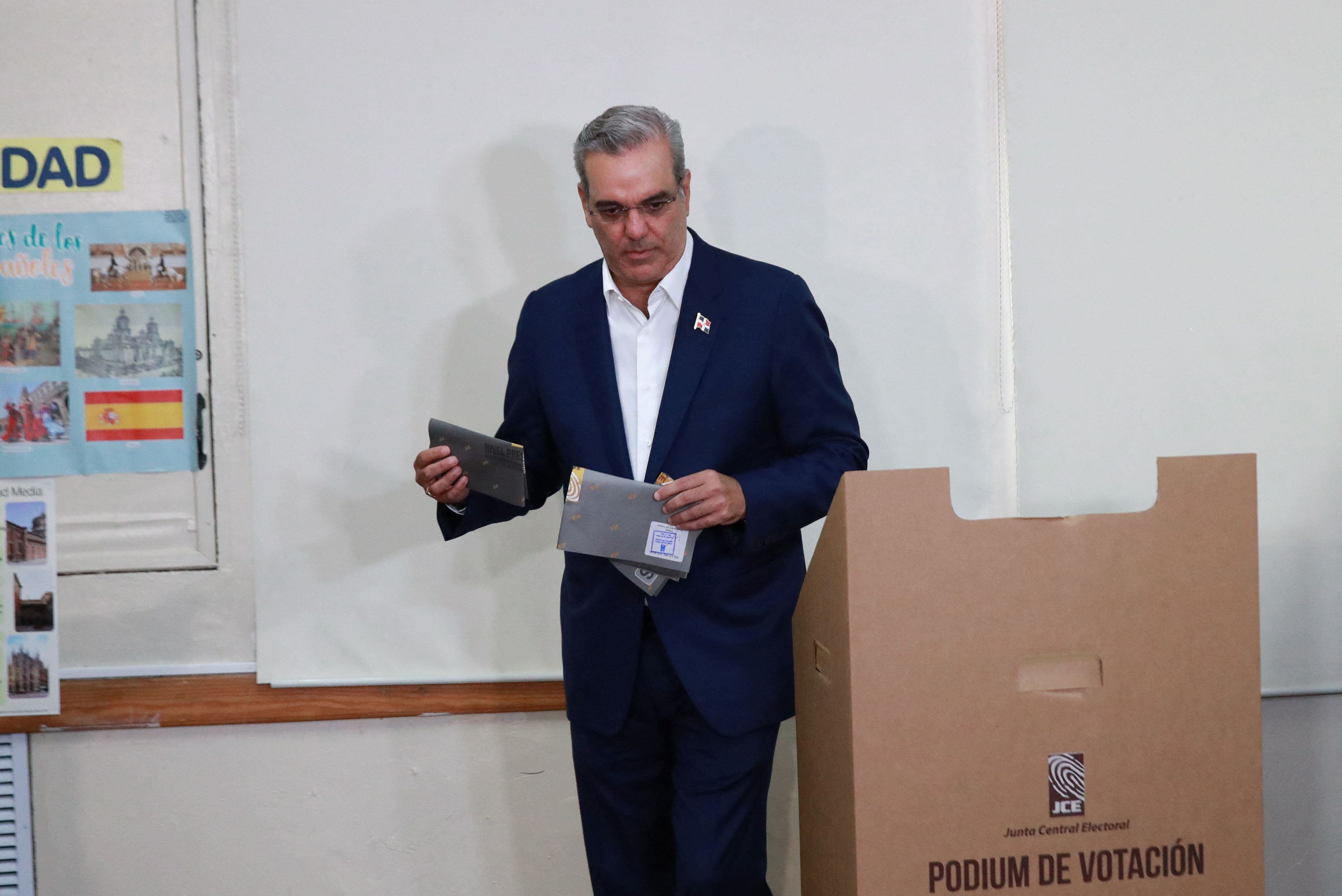 El presidente Abinader votó en Santo Domingo (REUTERS/Henry Romero)