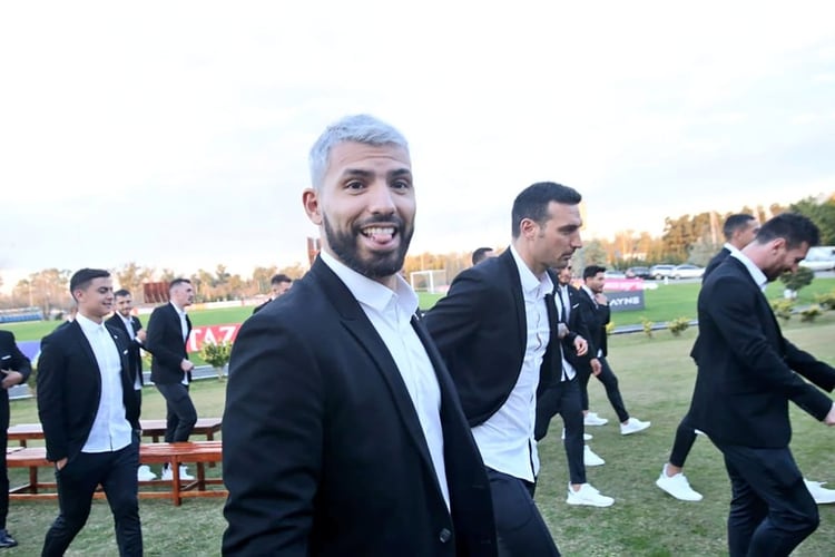 El “Kun” Agüero, Scaloni y un Messi divertido en el backstage de la imagen (@Argentina)