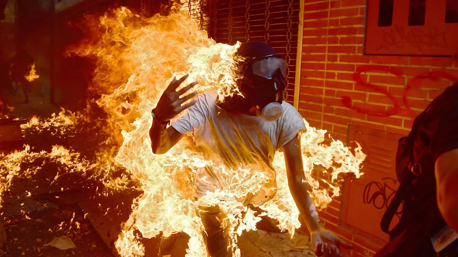 El guarimbero José Víctor Salazar en llamas durante la represión del régimen el 3 de mayo de 2017. (AFP)