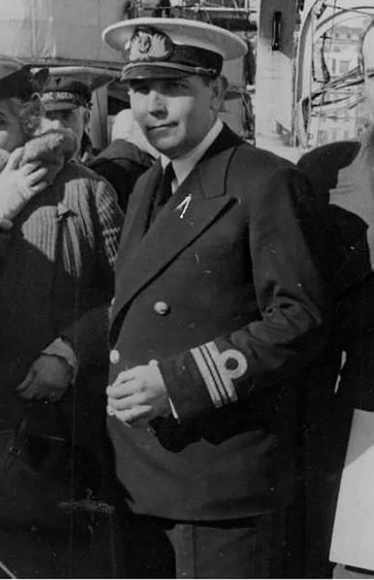 El capitán de Fragata Eduardo A. Aumann