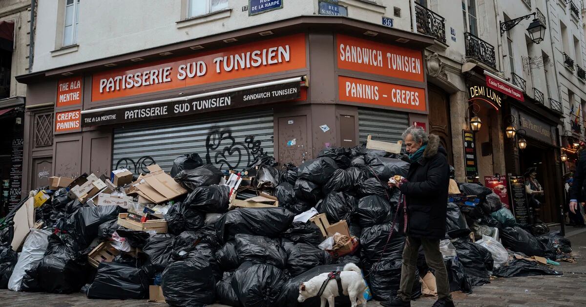 Garbage blunts Paris in full pension strike