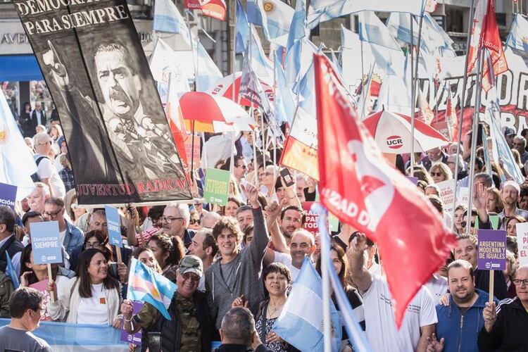 Martín Lousteau bajo la imagen de Raúl Alfonsín y acompañando a la Juventud Radical de CABA