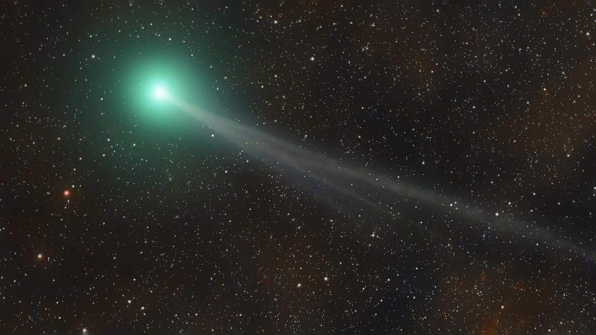 В какое время можно увидеть комету. Комета в небе. Пролетающая мимо земли Комета 2000.