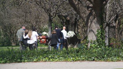 Ocho familiares, un par de ramos de flores, un dolor inconmensurable: el último adiós de Elsa Serrano (Foto: M Souto / Grosby Group)