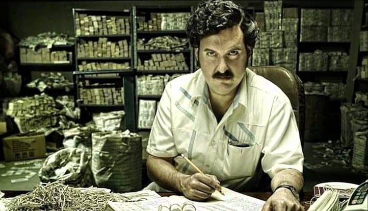Andrés Parra como Escobar en El patrón del mal
