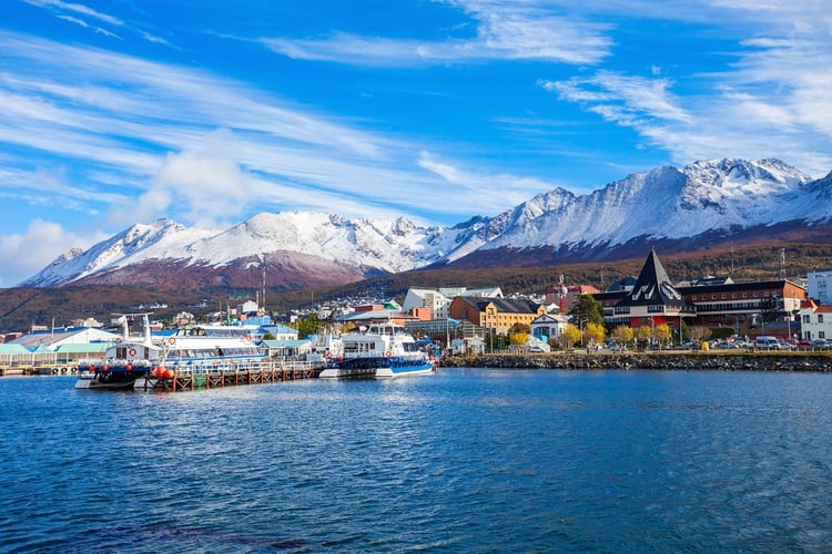 Ushuaia, un puerto ocupado y un centro de aventura, es una franja de calles empinadas y edificios desordenados (Shutterstock)