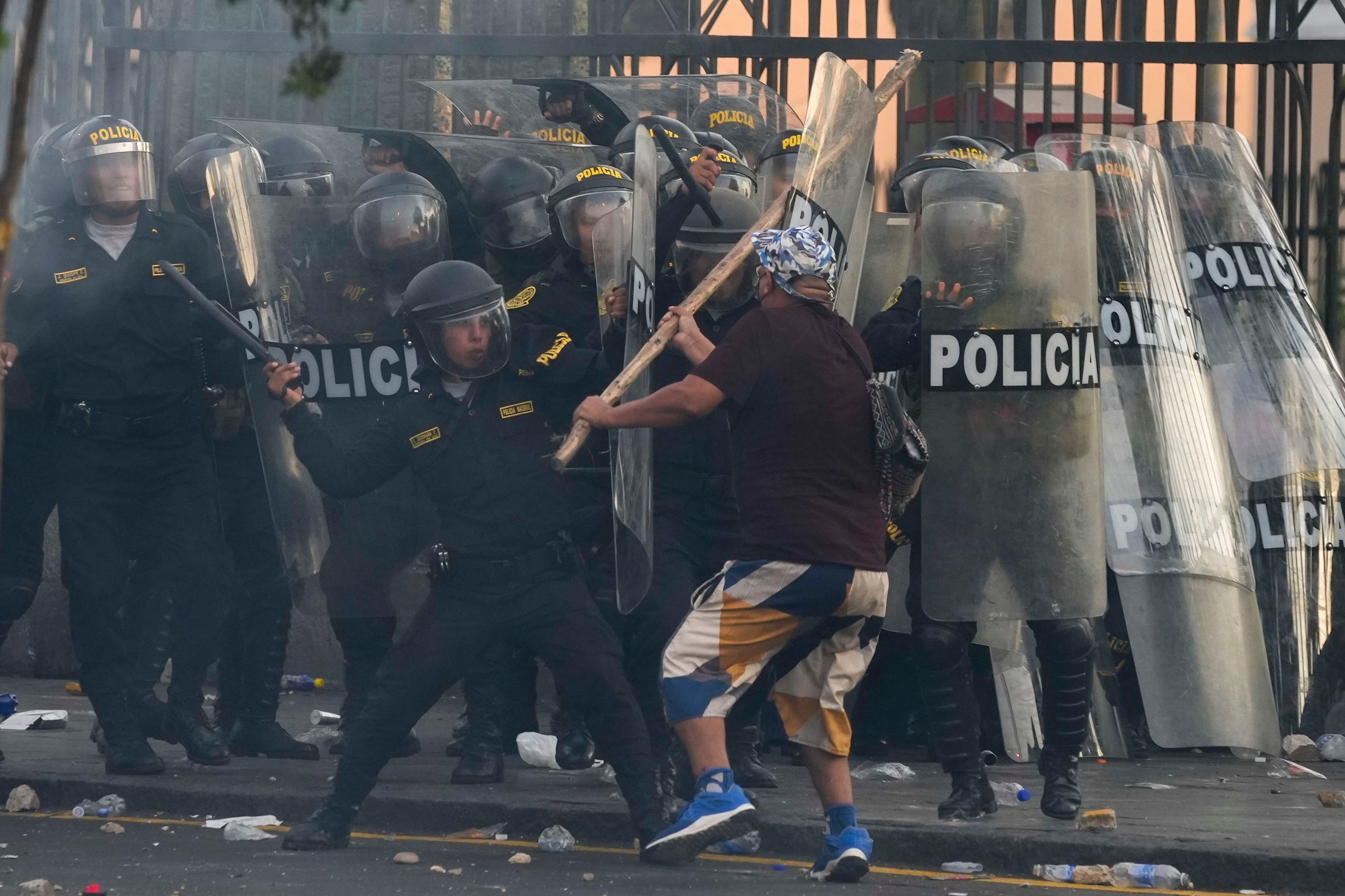 Un manifestante carga contra la policía con un palo durante los enfrentamientos en Lima.Foto: (AP Foto/Martín Mejía)