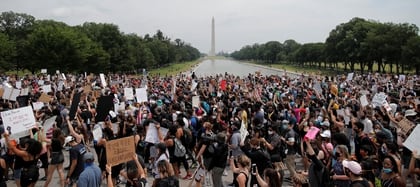 Manifestantes se reúnen en el Monumento a Lincoln durante una protesta contra la desigualdad racial tras la muerte en custodia policial de George Floyd en Minneapolis, en Washington, EE.UU., el 6 de junio de 2020. (REUTERS/Carlos Barria)