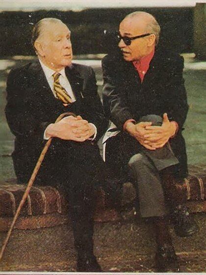 Jorge Luis Borges y Ernesto Sabato en el Parque Lezama, a espaldas del Museo Histórico Nacional