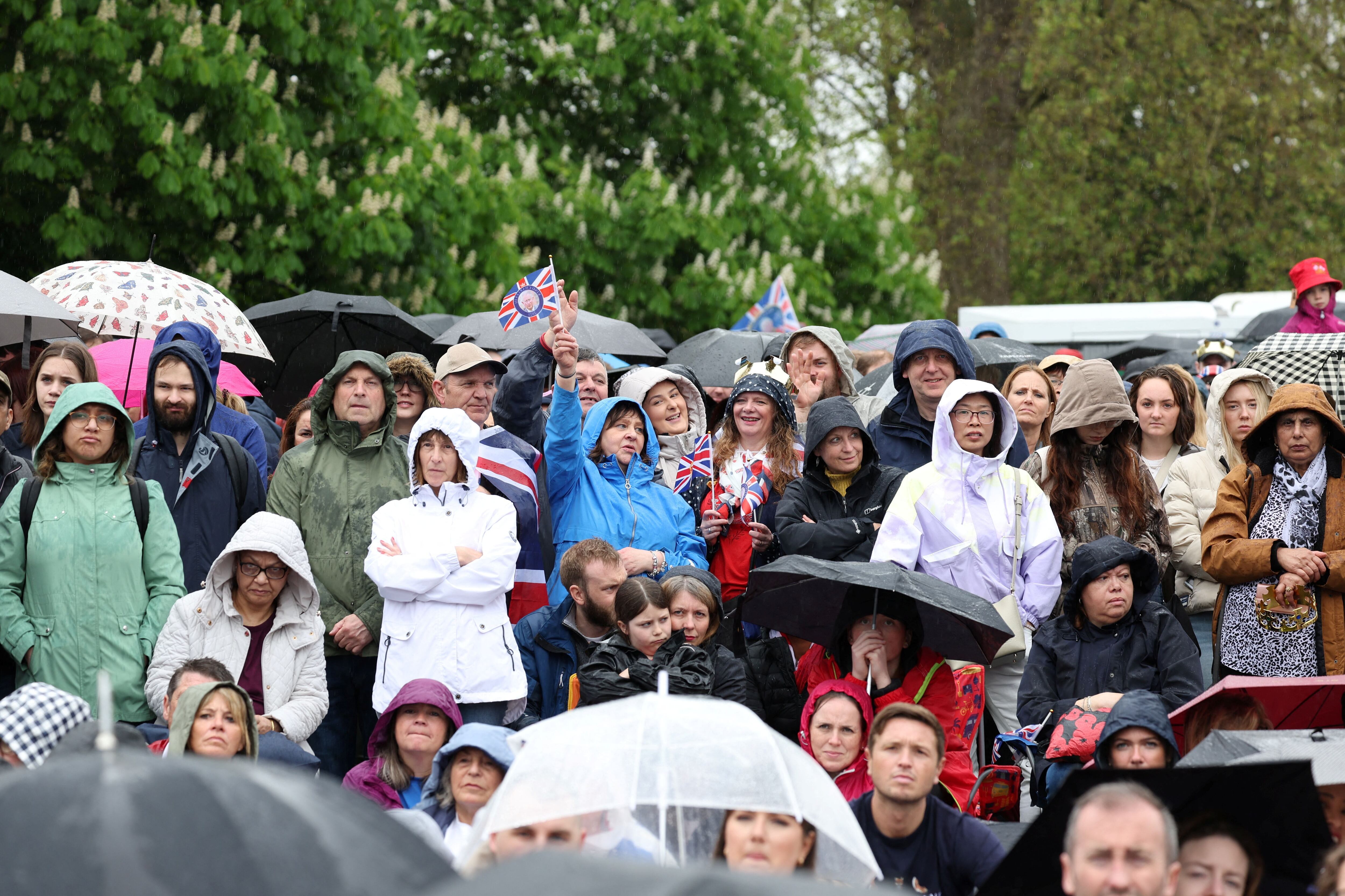 La gente se reúne en Hyde Park el día de la ceremonia de coronación del rey Carlos de Inglaterra, en Londres, Gran Bretaña, el 6 de mayo de 2023. REUTERS/Emilie Madi