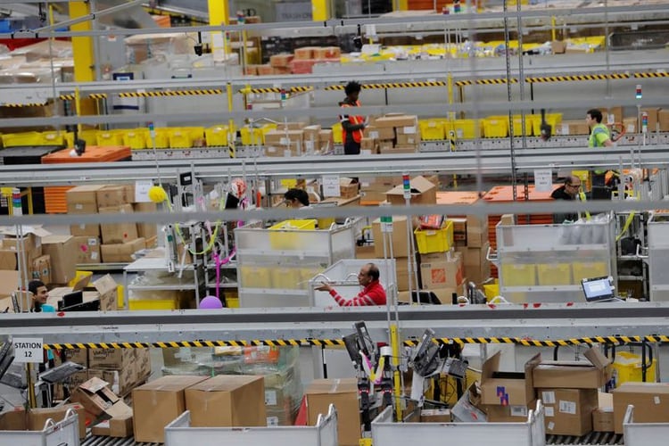 FOTO DE ARCHIVO. Trabajadores operan una cadena de producción dentro un centro de distribución de Amazon, en Robbinsville, Nueva Jersey, EEUU. 2 de diciembre de 2019. REUTERS/Lucas Jackson.