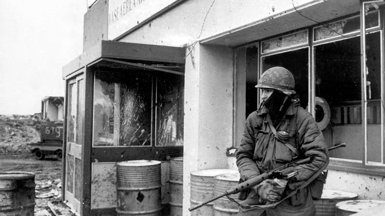 Estoico, casi solitario, el soldado custodia la entrada de la Base Militar Malvinas. Foto: Eduardo Farre.