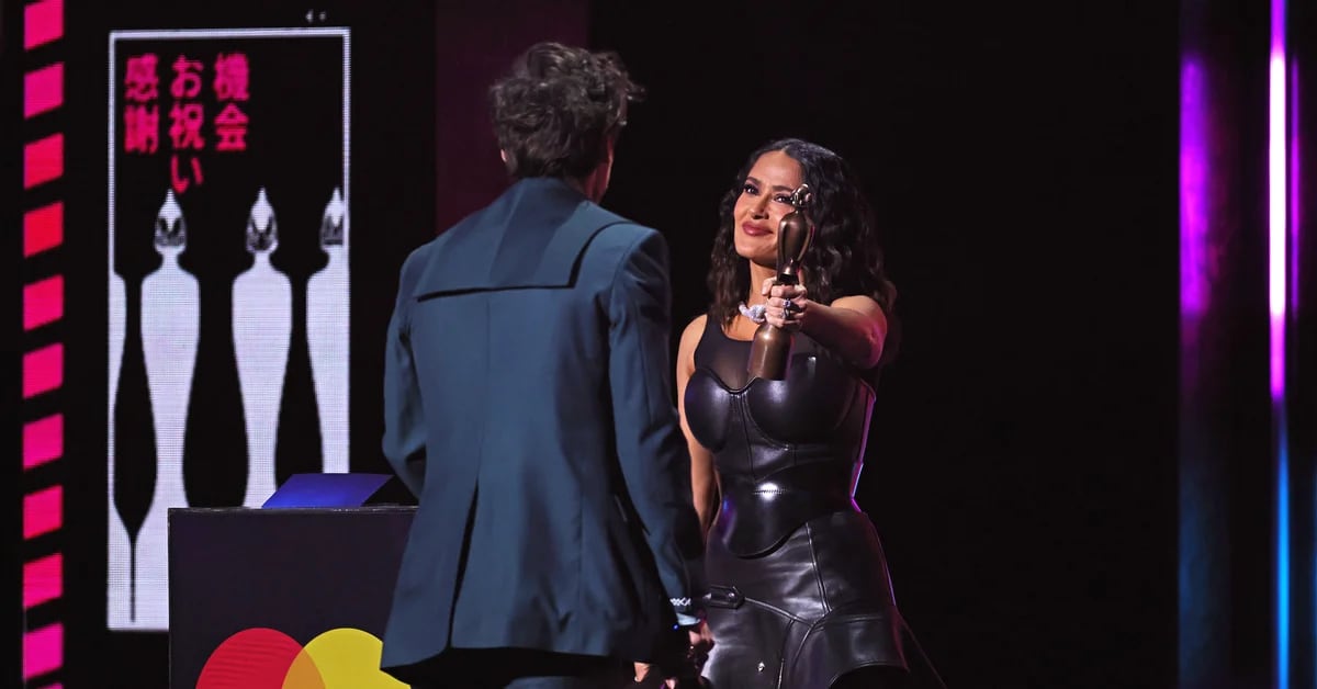 BRITs 2023: Salma Hayek gave Harry Styles an award and wore a 400,000 peso outfit