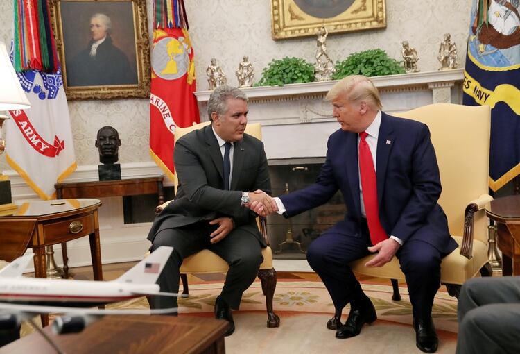Donald Trump y el presidente de Colombia, Iván Duque, conversaron en Washington el 2 de marzo sobre la crisis en Venezuela (REUTERS/Leah Millis)