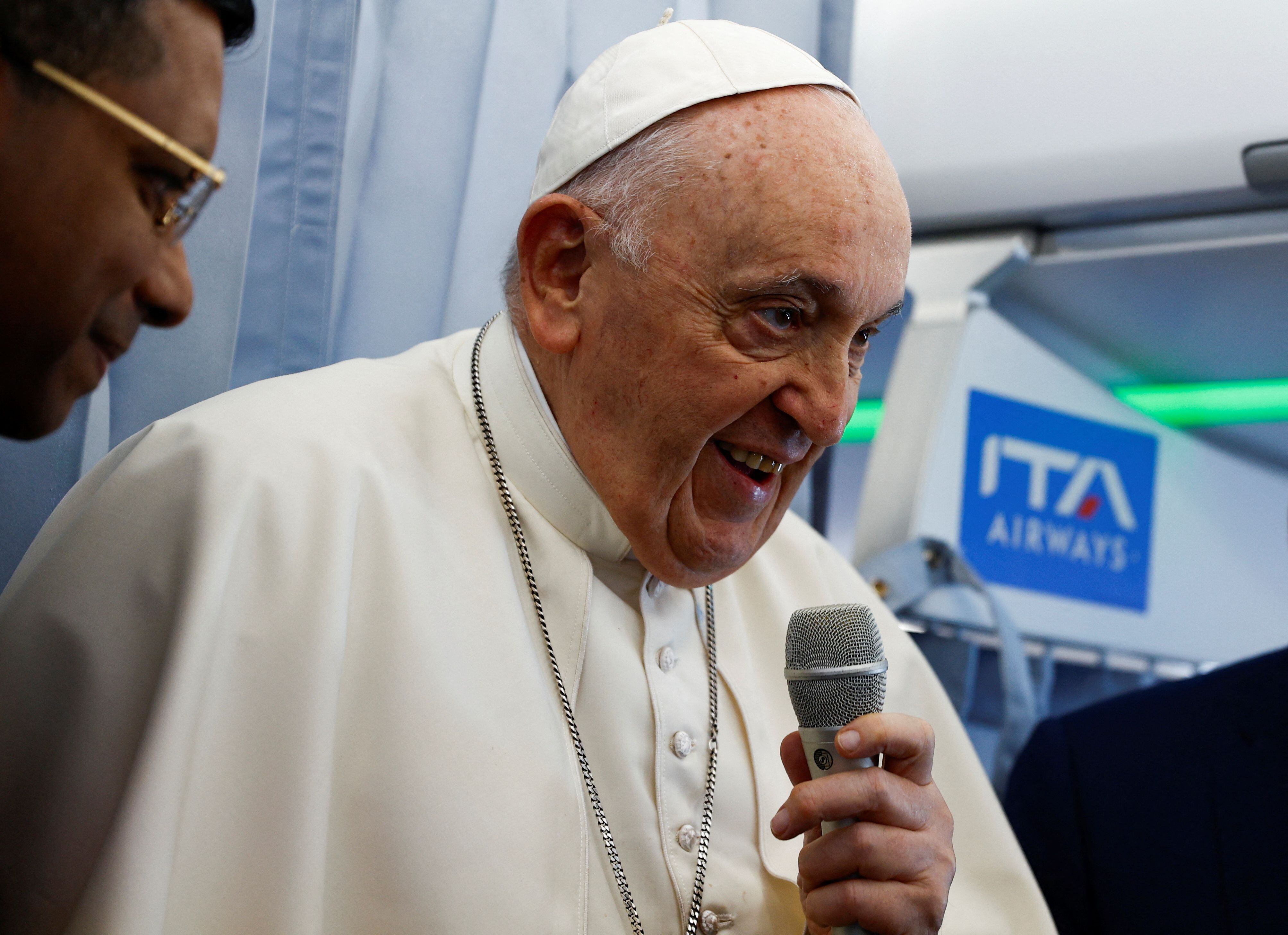El papa Francisco habla con periodistas a bordo de un vuelo de Roma a Lisboa con motivo de la Jornada Mundial de la Juventud 2023, el 2 de agosto de 2023. REUTERS/Guglielmo Mangiapane/Pool