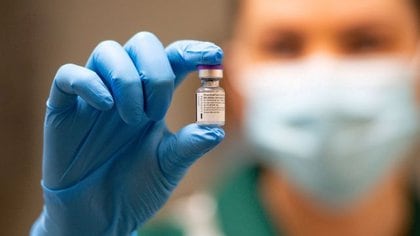 "Por lo menos, la idea de vacunar a la mayor cantidad de personas posible con una dosis debería flotar seriamente" (Reuters)