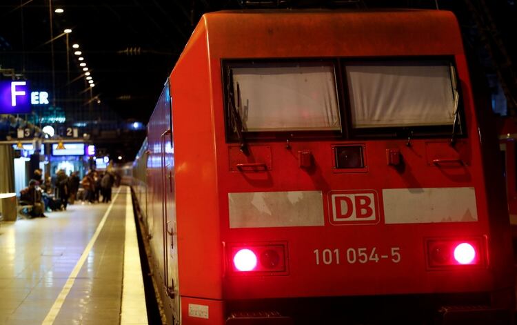 Un tren parado en las estación de Colonia (REUTERS/Wolfgang Rattay)