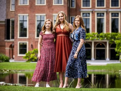 Las princesas de Holanda Amalia, Alexia y Ariane fueron educadas por dos niñeras, la segunda de estas -por elección de Máxima- fue argentina (AFP)
