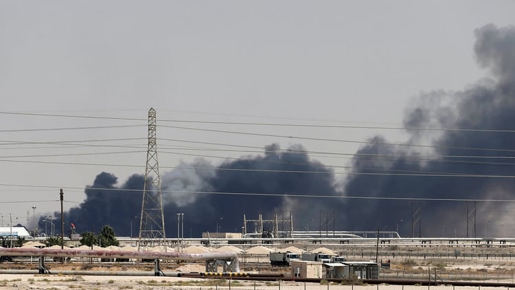 Dos plantas de petróleo de la compañía estatal Saudia Aramco fueron atacadas con drones la noche del sábado 14 de septiembre de 2019 (Reuters)
