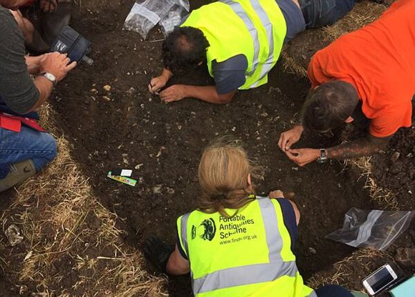 Un equipo de arqueólogos se encargó de sacar la mayoría de las monedas