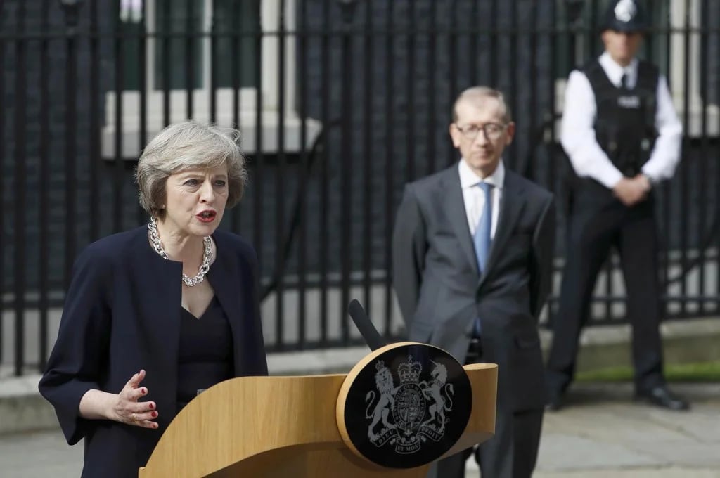 En su primer discurso oficial como líder británica y junto a su marido (Reuters)