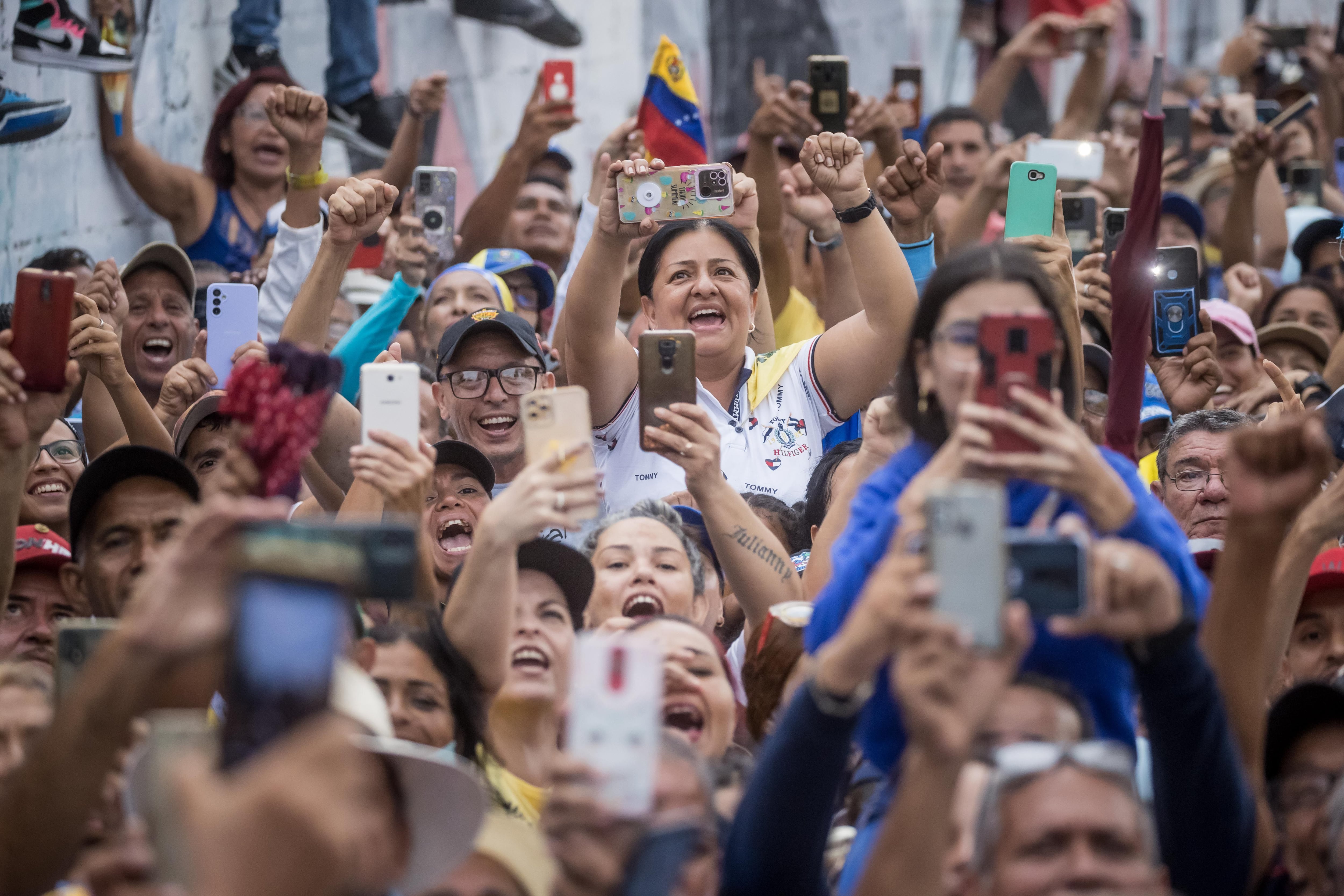 Más de 3.000 centros de votación estarán habilitados en los 335 municipios del país para que los venezolanos puedan ejercer su derecho. Los obstáculos del régimen y la desinformación juegan en contra del electorado. (EFE/ Miguel Gutiérrez)