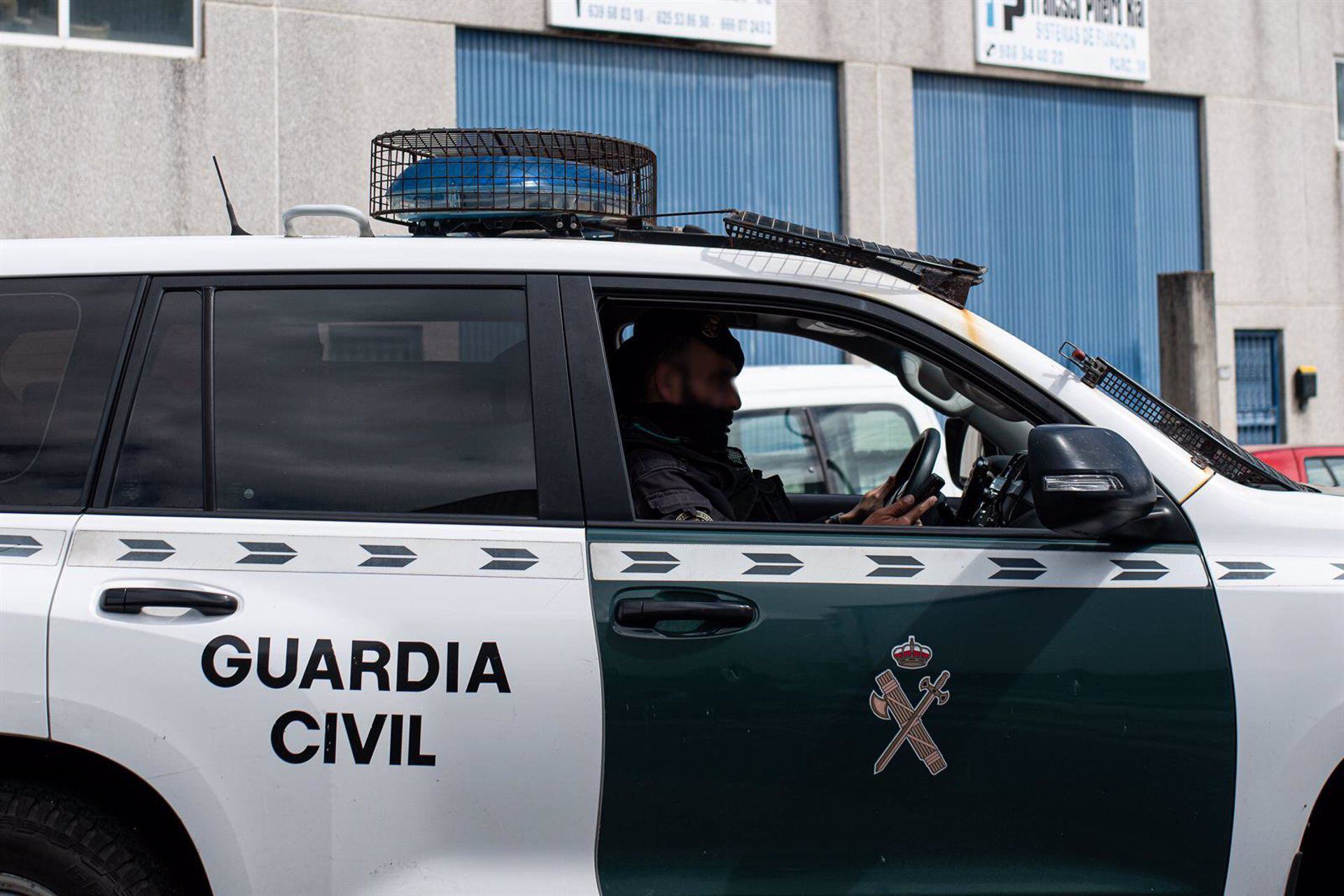 Un coche de la Guardia Civil durante un registro operativo contra una operación antidroga, a 30 de abril de 2024, en Barrantes, Pontevedra, Galicia. (Elena Fernández/Europa Press)
