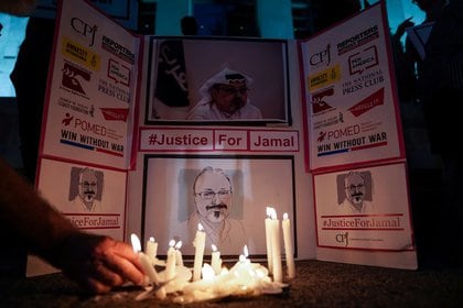 El Comité para la Protección de Periodistas y otros activistas por la libertad de prensa celebran una vigilia con velas frente a la embajada saudí para conmemorar el aniversario del asesinato del periodista Jamal Khashoggi en el consulado del reino en Estambul, en Washington, EEUU. 2 de octubre  2019. REUTERS/Sarah Silbiger.