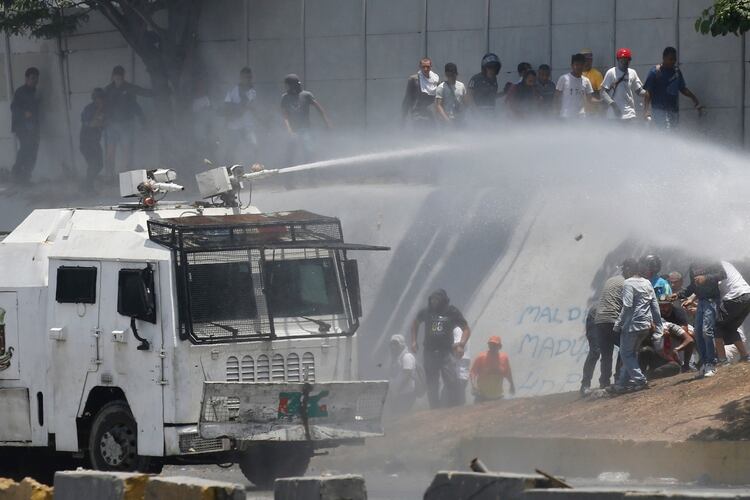 El régimen de Maduro reprimió brutalmente el levantamiento y las protestas (AP Photo/Ariana Cubillos)