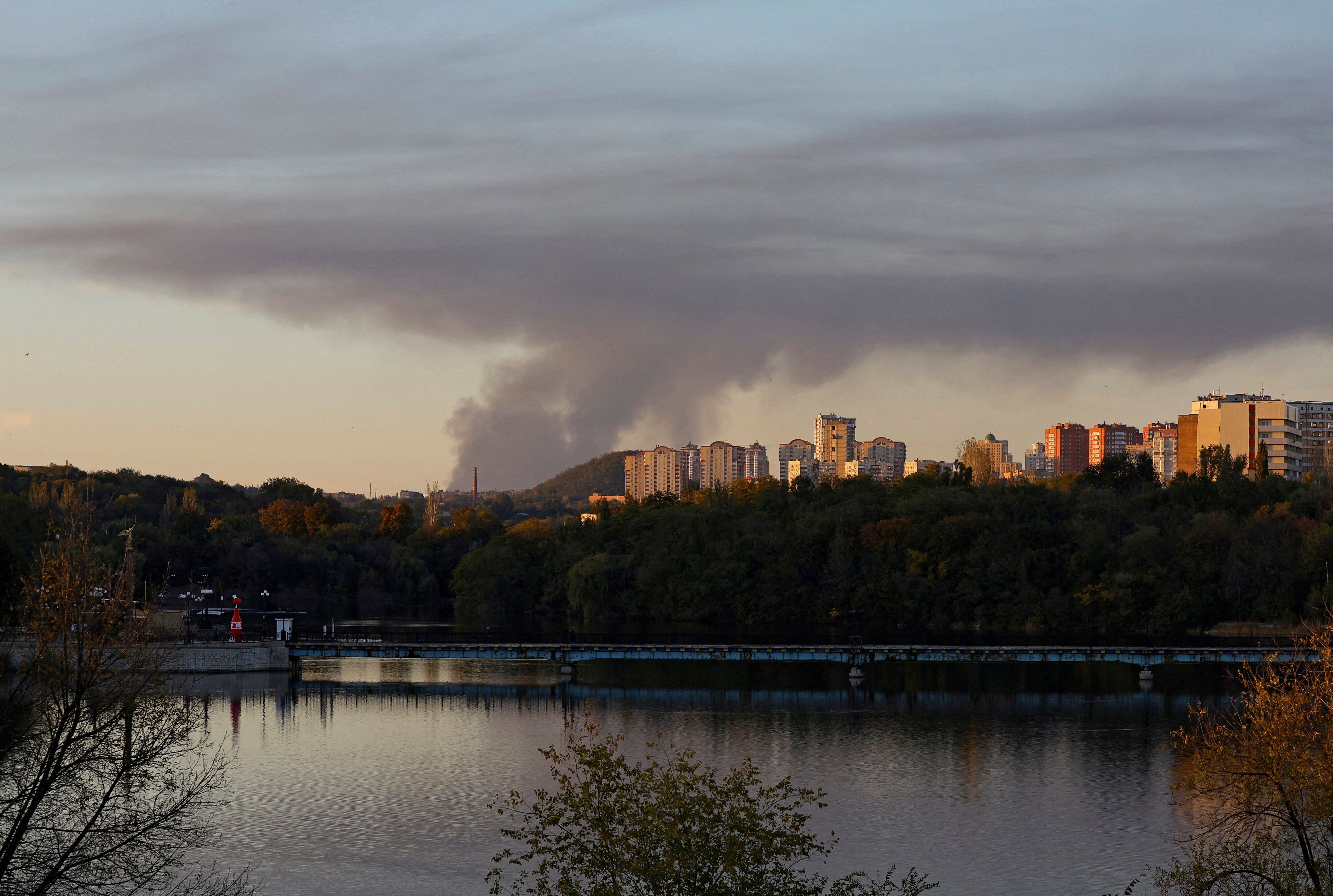 Sale humo de la zona en dirección a Avdiivka (REUTERS/Alexander Ermochenko)