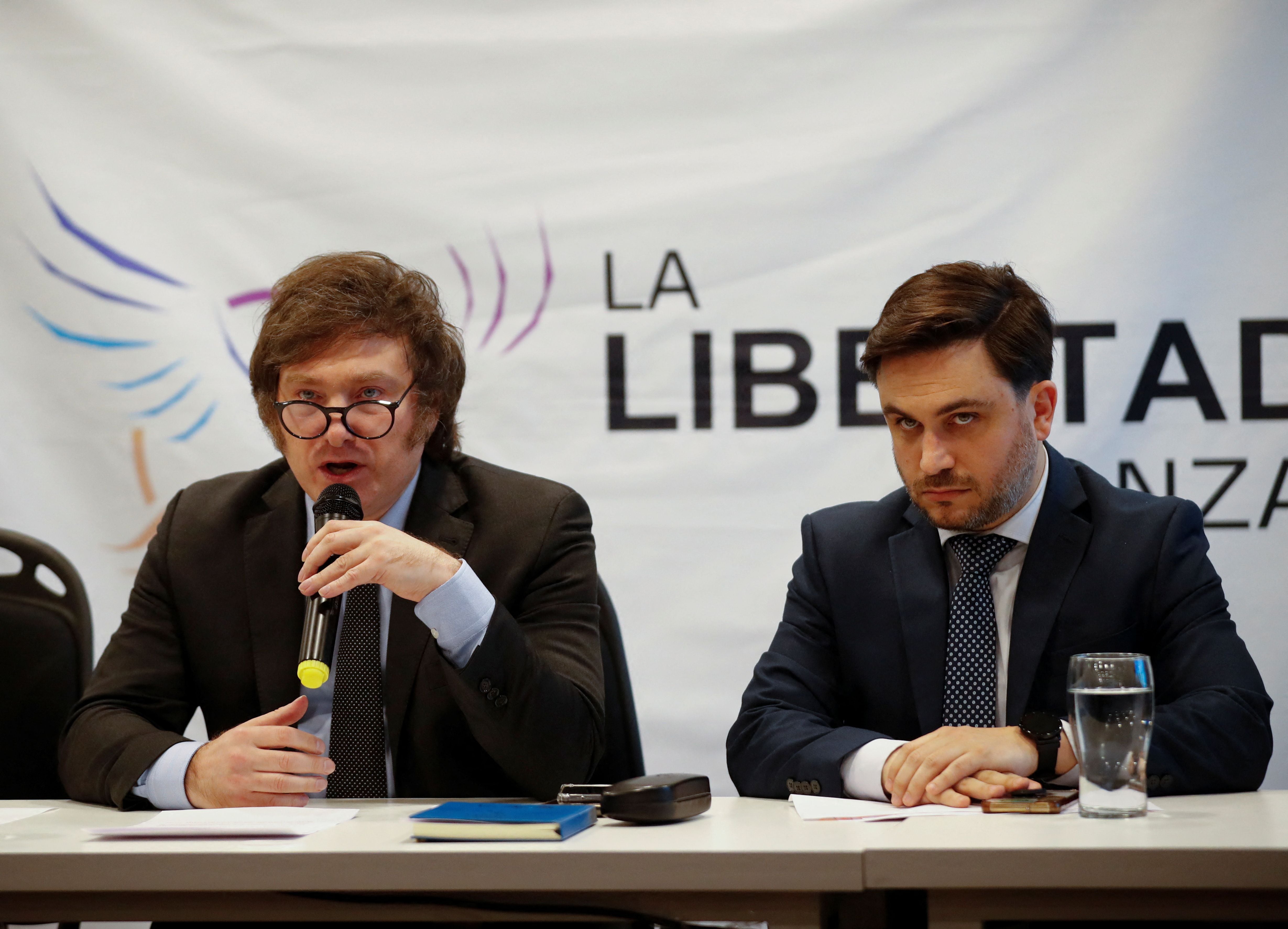 Milei, junto a Ramiro Marra, en la conferencia de prensa posterior a la denuncia del presidente de la Nación