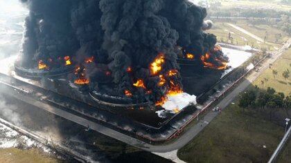 Incendio en una refinería de Indonesia