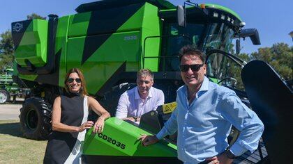 De izquierda a derecha: María Rosa Miguel, Vicepresidenta de Metalfor; José Luis Dassie, Director de Metalfor y Eduardo Alberto Borri, Presidente de Metalfor, junto a la nueva cosechadora que se lanzó al mercado.  