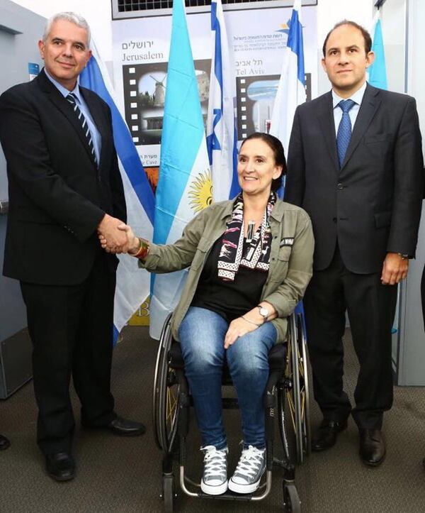 Modi Ephraim, director para América Latina de la cancillería de Israel, Michetti y el embajador argentino Mariano Caucino