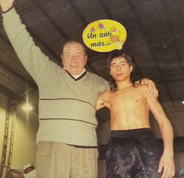 Matthysse con su abuelo materno Miguel Ángel a los 15 años y en su segunda pelea (Instagram Matthysse)