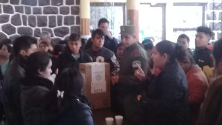 Incidentes en Jujuy al detectar que personas entregaban boletas antes de ingresar a las escuelas