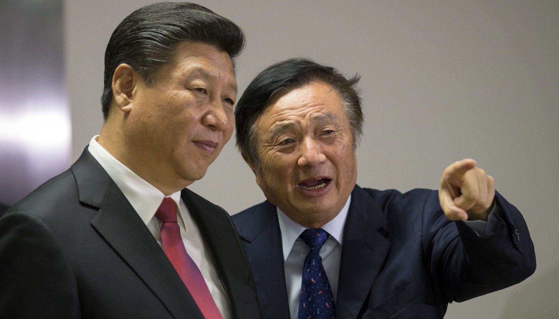 Ren Zhengfei, el ex ingeniero del ejército chino que fundó Huawei en 1987, le muestra las oficinas de Huawei Technologies Co Ltd en Londres, al presidente chino Xi Jinping, el 21 de octubre de 2015 (Reuters)