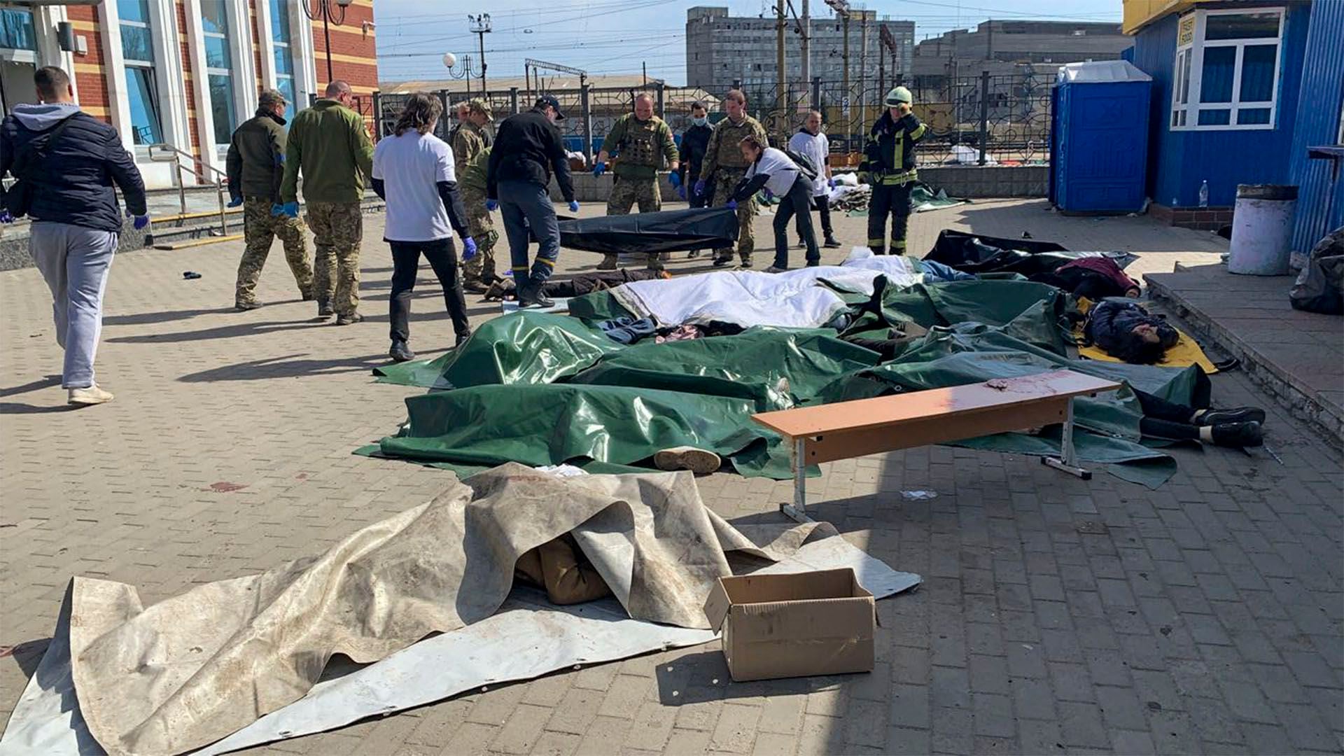 El ataque contra la estación de la ciudad ucraniana de Kramatorsk, en el este del país, dejó decenas de muertos y heridos entre civiles que esperaban para ser evacuados (Hervé BAR / AFP)