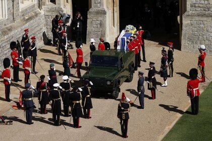 Ya salió el ataúd del Duque de Edimburgo en la Land Rover