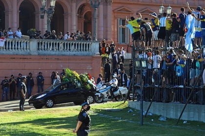 El momento en que el féretro fue retirado de la Casa Rosada (REUTERS/Matias Baglietto)