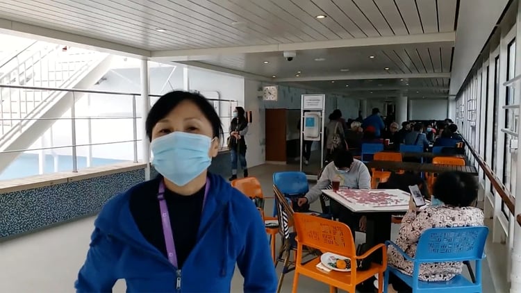 Los pasajeros usan máscaras protectoras a bordo del crucero World Dream, en cuarentena en la Terminal de Cruceros Kai Tak en medio de preocupaciones por infecciones por coronavirus, en Hong Kong, China, el 8 de febrero de 2020 en esta imagen fija obtenida de un video de redes sociales. (Dr. Peter Lo / vía REUTERS) 